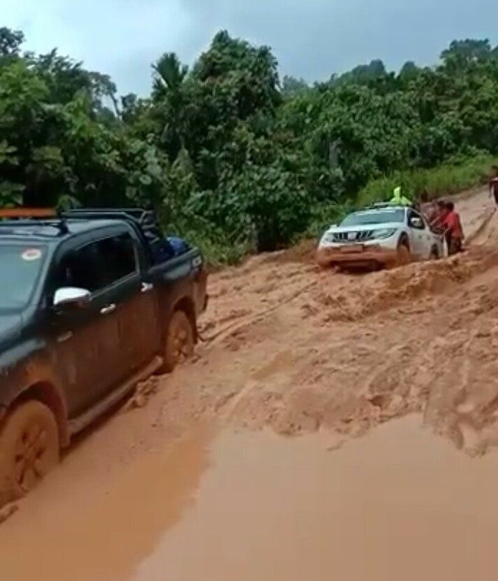 Curah Hujan Tinggi Jalan Trans Papua Sorong Tambrauw Rusak Berat