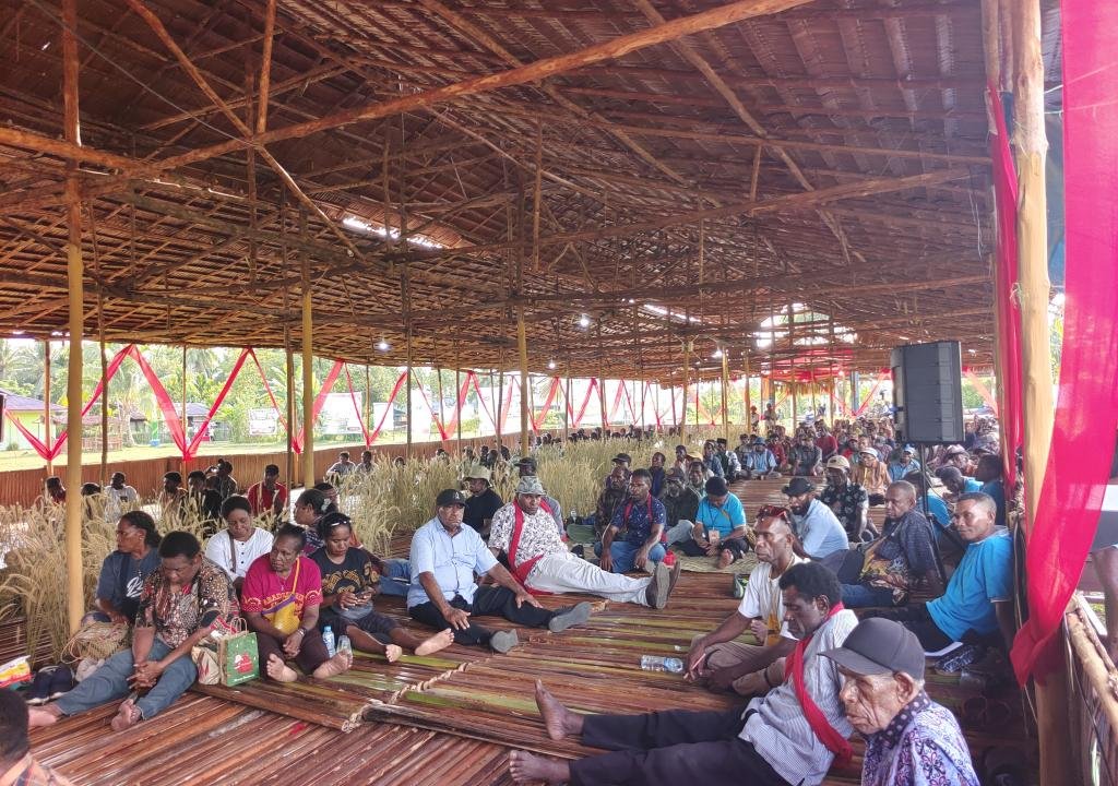 Mubes Adat Imekko 2025 Resmi Dibuka, Ratusan Warga Sambut Gubernur PBD di Inanwatan