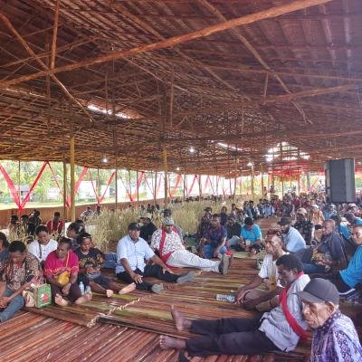 Mubes Adat Imekko 2025 Resmi Dibuka, Ratusan Warga Sambut Gubernur PBD di Inanwatan