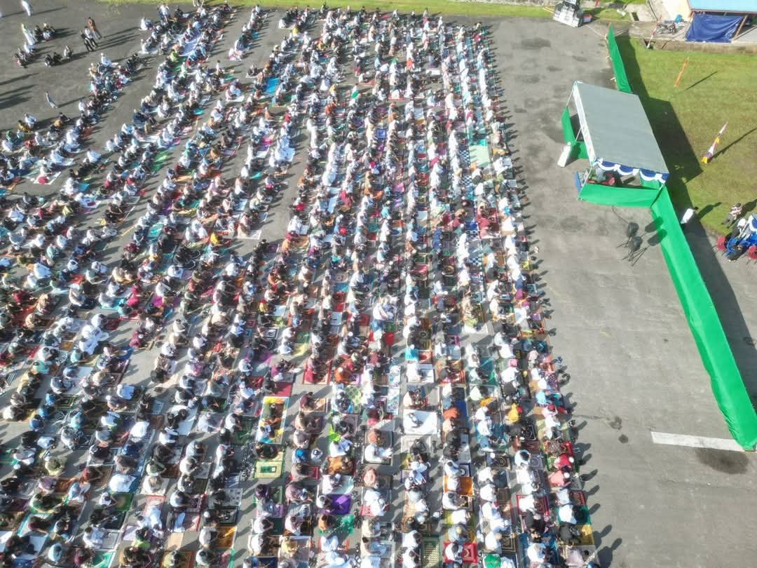 Ribuan Jamaah Padati Runway Bandara Teminabuan, Shalat Ied Berlangsung Khidmat