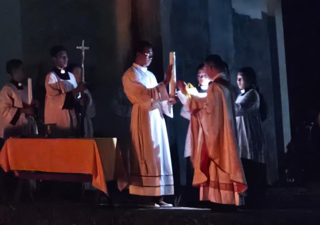 Makna Mendalam di Balik Lilin Paskah, Paroki St Albertus Agung Teminabuan Gelar Vigili Penuh Khidmat