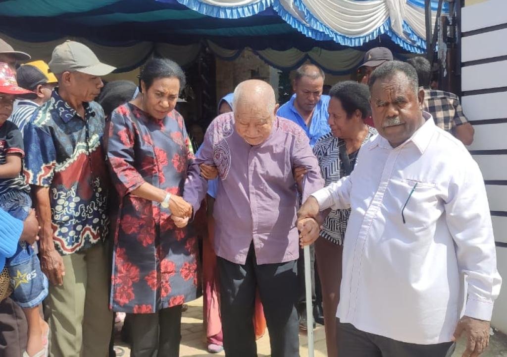 Elisa Kambu Gelar Open House Natal 2024, Ribuan Warga Silih Berganti Ucapkan Selamat