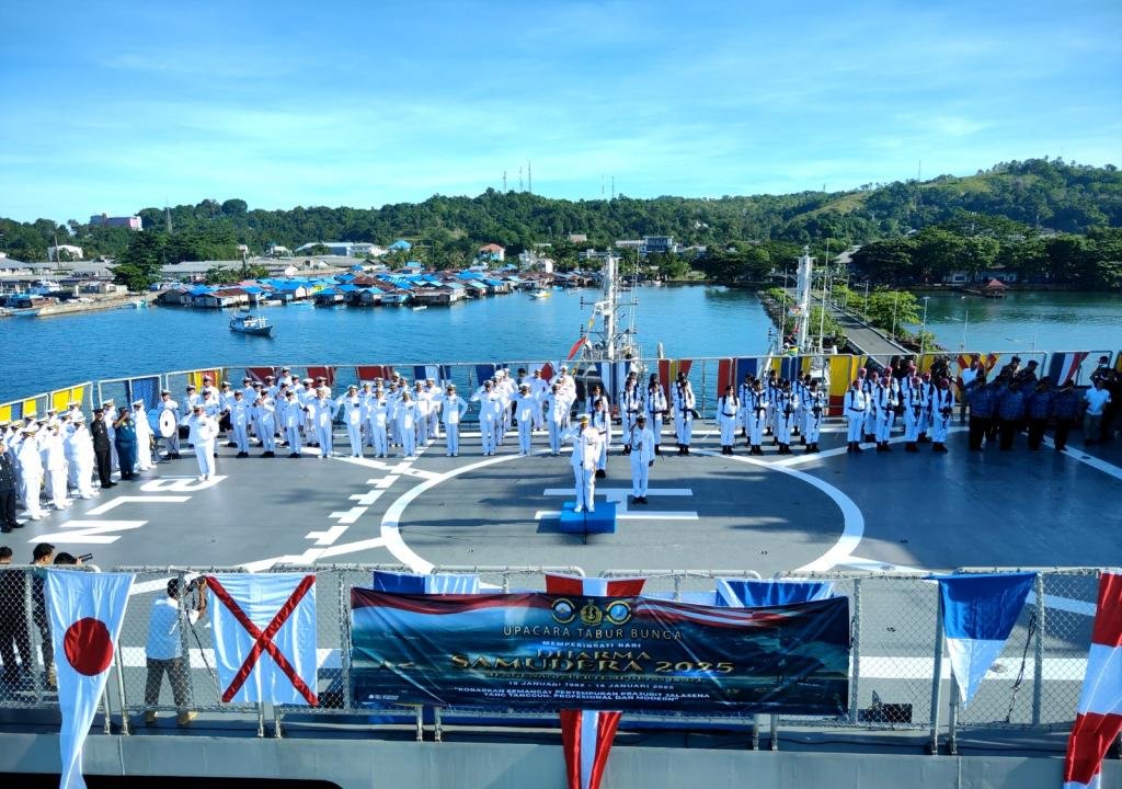 Pangkoarmada III Pimpin Peringatan Hari Dharma Samudera 2025 dengan Upacara dan Tabur Bunga di Atas Kapal Perang