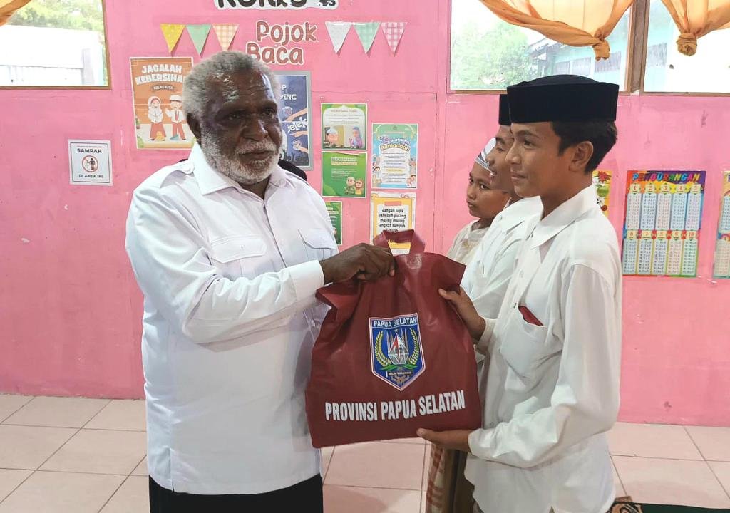Wagub Papua Selatan serahkan 100 paket bingkisan Ramadhan bagi Pondok Pesantren Hidayatullah Merauke