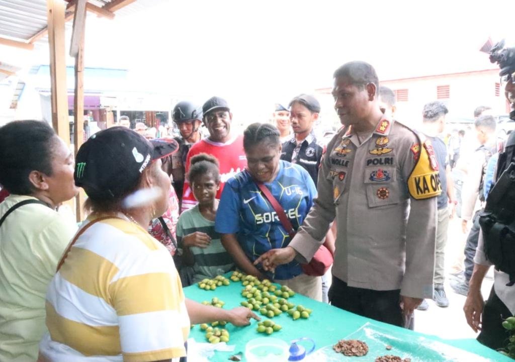 Kapolres Sorong Selatan Dukung Pasar Murah, Sempat Belanja dan Ngobrol dengan Mama Penjual Pinang