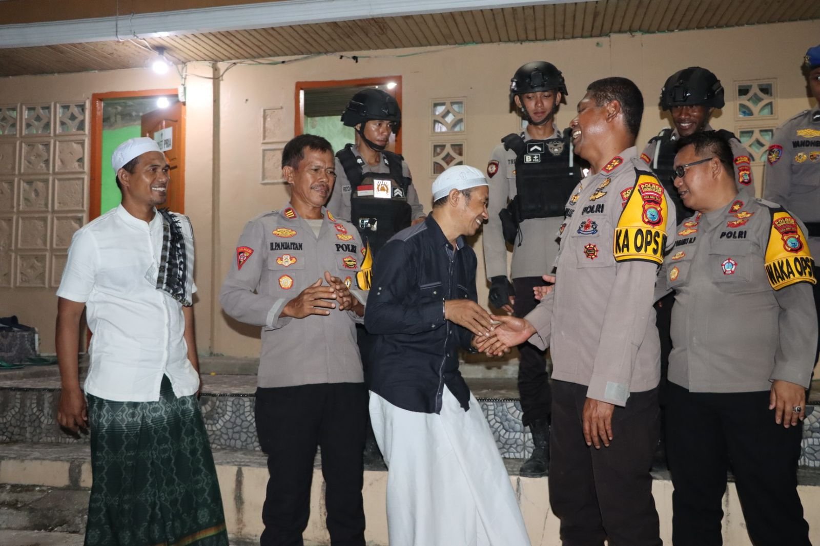 Semangat Kebersamaan Malam Ke-28 Ramadhan, Personil Polres Sorong Selatan Masyarakat Gelar Tarawih Keliling