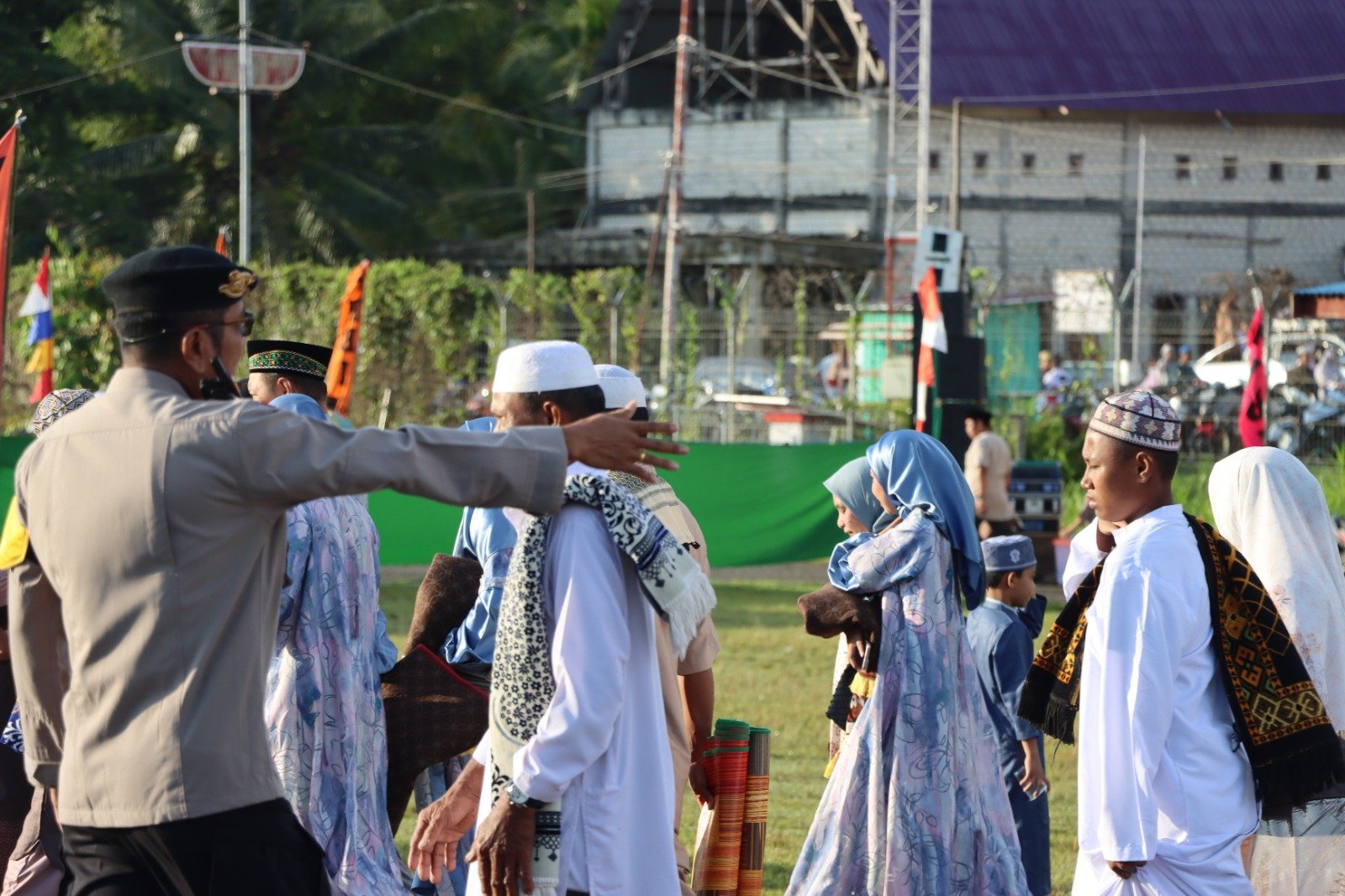 Shalat Ied di Runway Bandara Teminabuan Berlangsung Lancar, Polisi Siaga Jaga Keamanan
