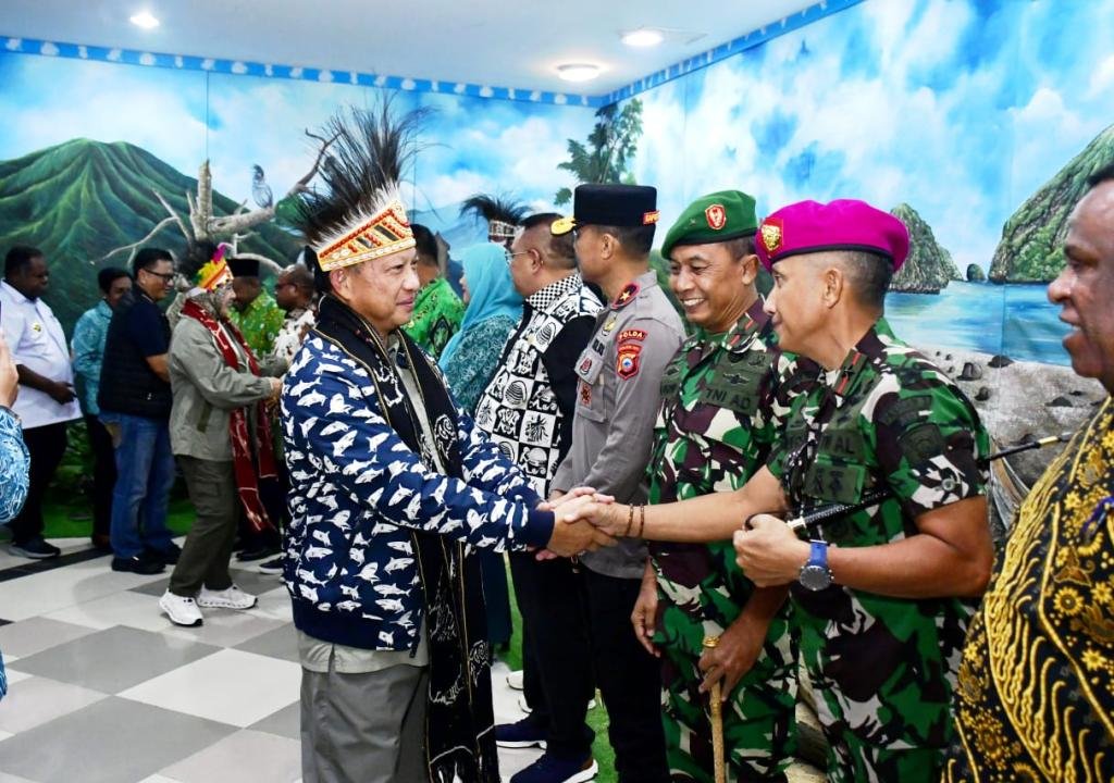 Komandan Pasmar 3 Sambut Kedatangan Mendagri RI Bersama Ketua Umum TP PKK Pusat di Bandara DEO Sorong