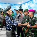 Komandan Pasmar 3 Sambut Kedatangan Mendagri RI Bersama Ketua Umum TP PKK Pusat di Bandara DEO Sorong