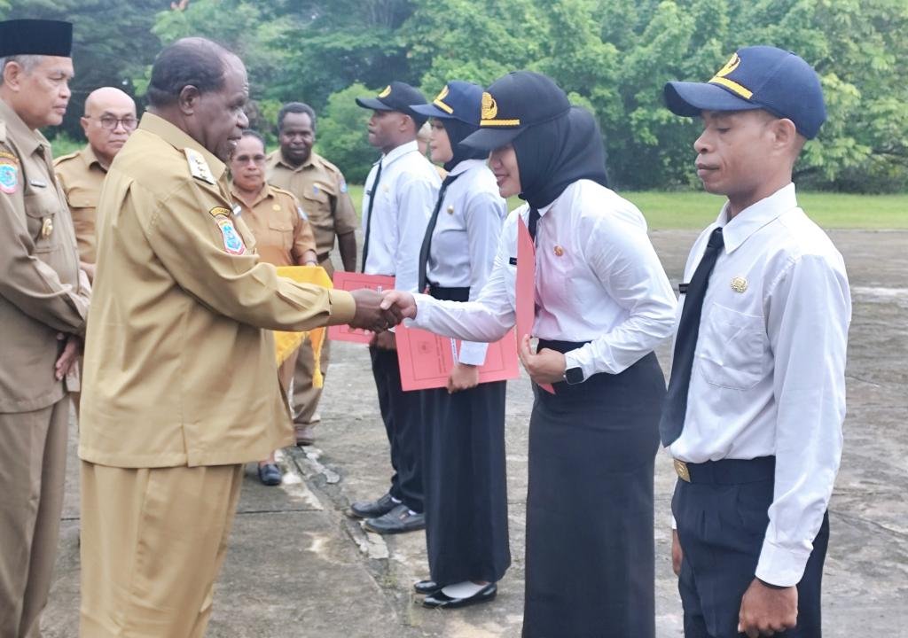 Pemerintah Daerah Kabupaten Sorong Serahkan SK 757 CPNS