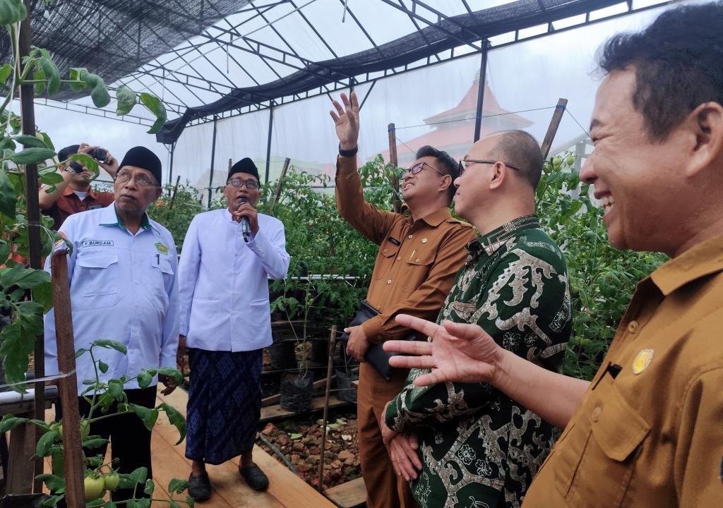 Dorong Ekonomi Syariah BI Resmikan Green House & Digital Farming di Ponpes Roudlotul Khufadz