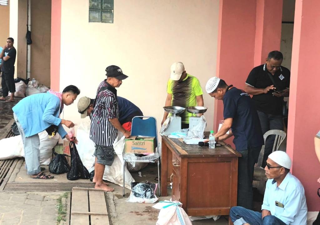 Masjid Nurul Mujahidin Wamanggu Sembelih Belasan Hewan Kurban Diberikan Bagi Ribuan Warga