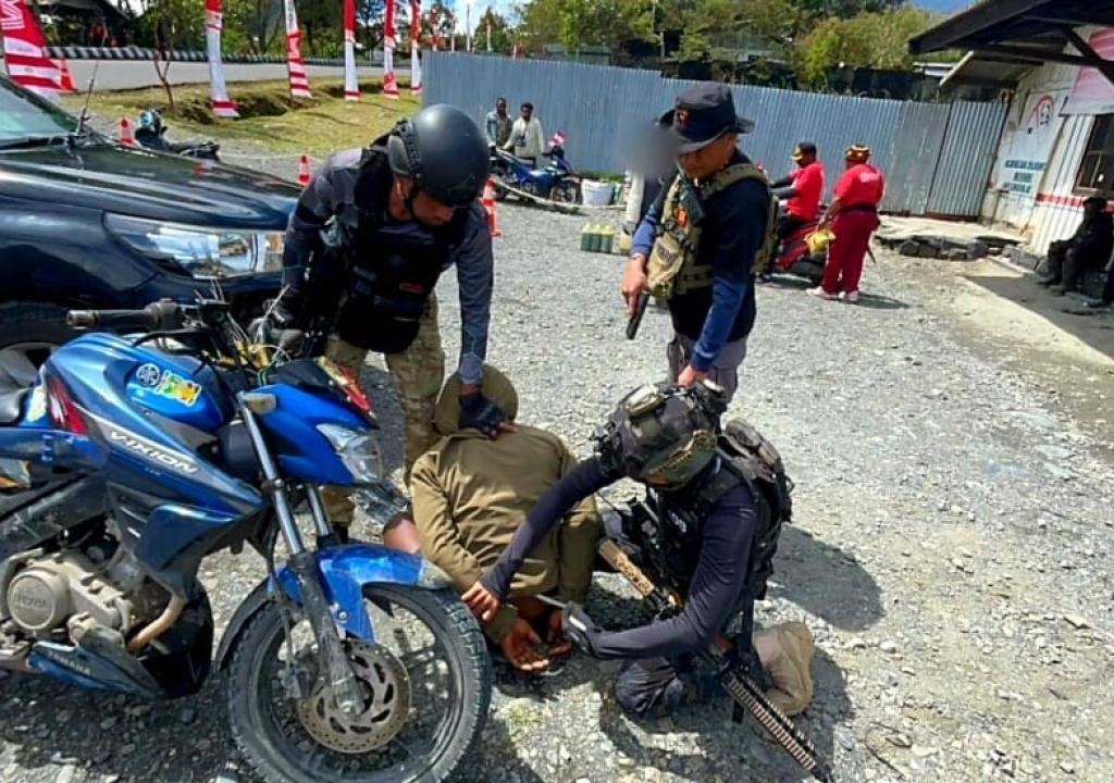 Satgas Damai Cartenz Tangkap Anggota KKB Buronan Kasus Penembakan Brigpol. Ronald Enok