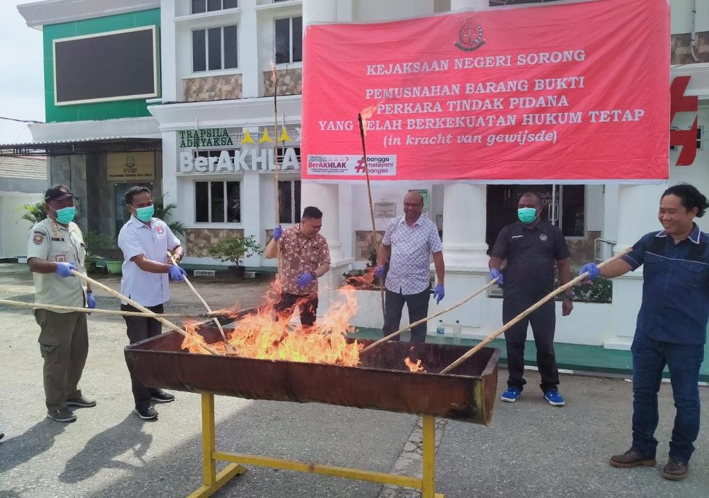 Kejari Sorong Kembali Musnahkan Barang Bukti di Akhir Tahun
