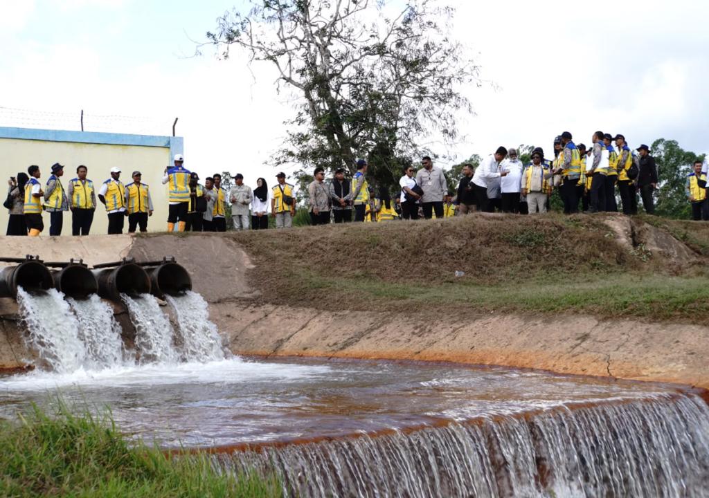 Wamendagri dan Wamen PU Tinjau Penampungan Air Baku di Kurik Merauke