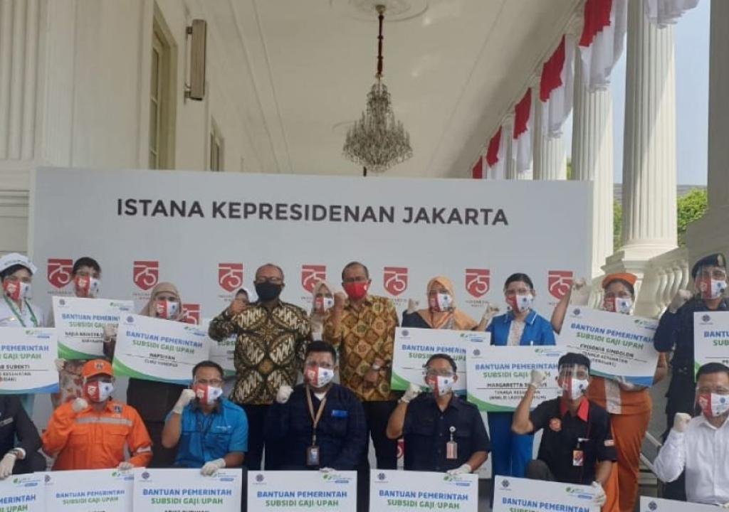 BPJAMSOSTEK Menyerahkan Data Tahap II Penerima BSU