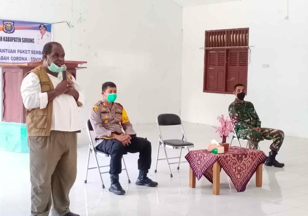 Tanpa Lelah, Bupati Sorong Membagikan Sembako Kepada Warganya