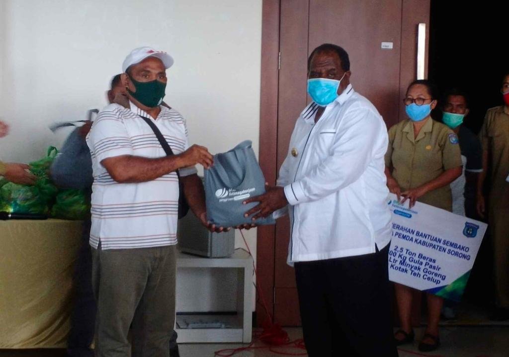 BPJAMSOSTEK Serahkan 500 Paket Bantuan Sembako Ke Kabupaten Sorong.
