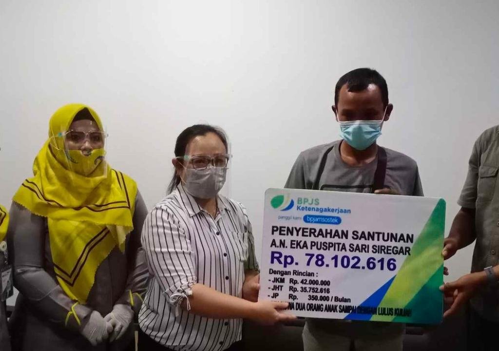 BPJAMSOSTEK Menyerahkan Santunan JHT, JKK Sebesar Rp78 Juta Kepada Keluarga yang Ditinggalkan