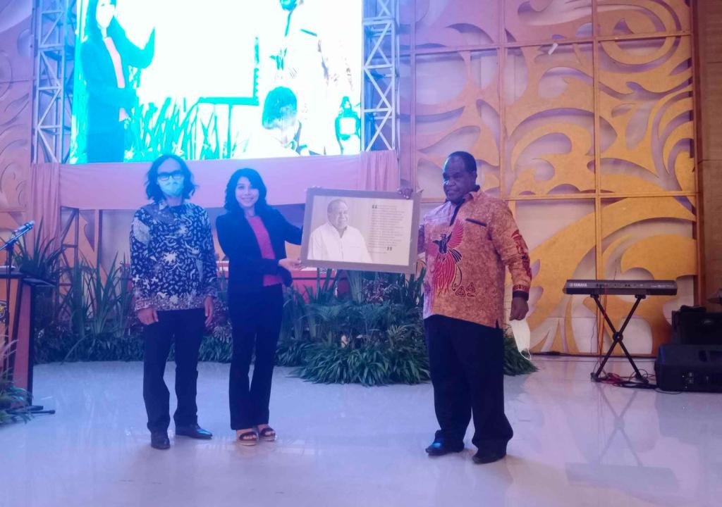 Syukuran 4 Tahun Kemenangan JK-Suka, Johny Kamuru Luncurkan Buku Biografi