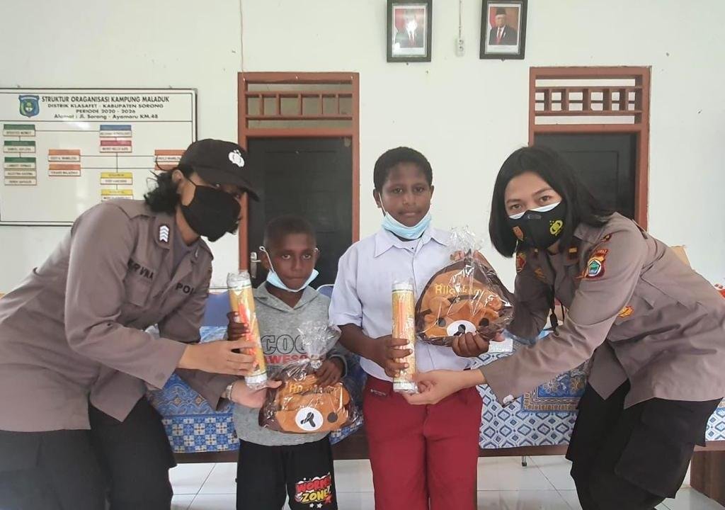 Pupuk Jiwa Nasionalisme Anak SD di Kampung Maladuk, Kapolsek Beraur Ajarkan Wawasan Kebangsaan di Tengah Pandemi