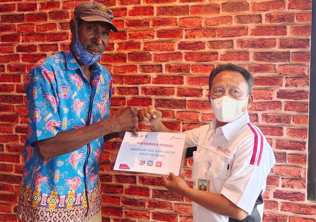 Pertamina Berikan Bantuan CSR Kepada 7 Mantan Atlit Berprestasi Di Merauke