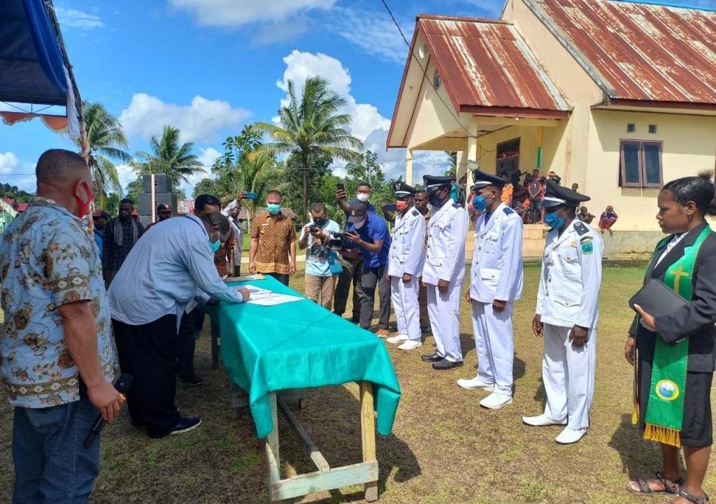 Bupati Sorong Melantik 4 Kepala Kampung di Distrik Konhir