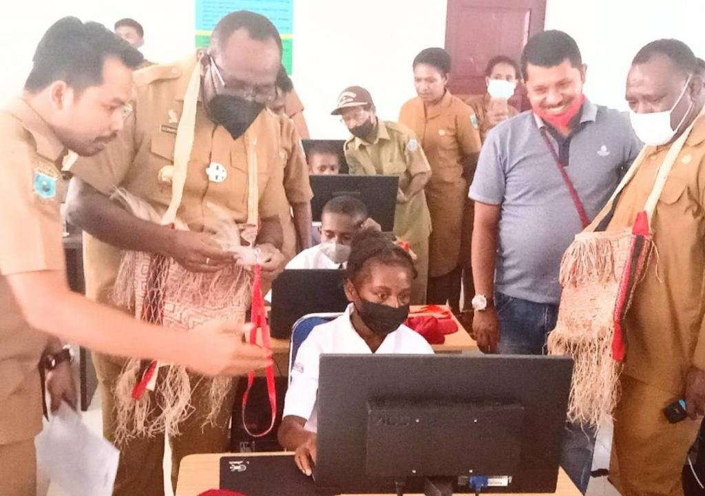 Bupati Maybrat, Bernard Sagrim Membuka Pelaksanaan ANBK di Mare