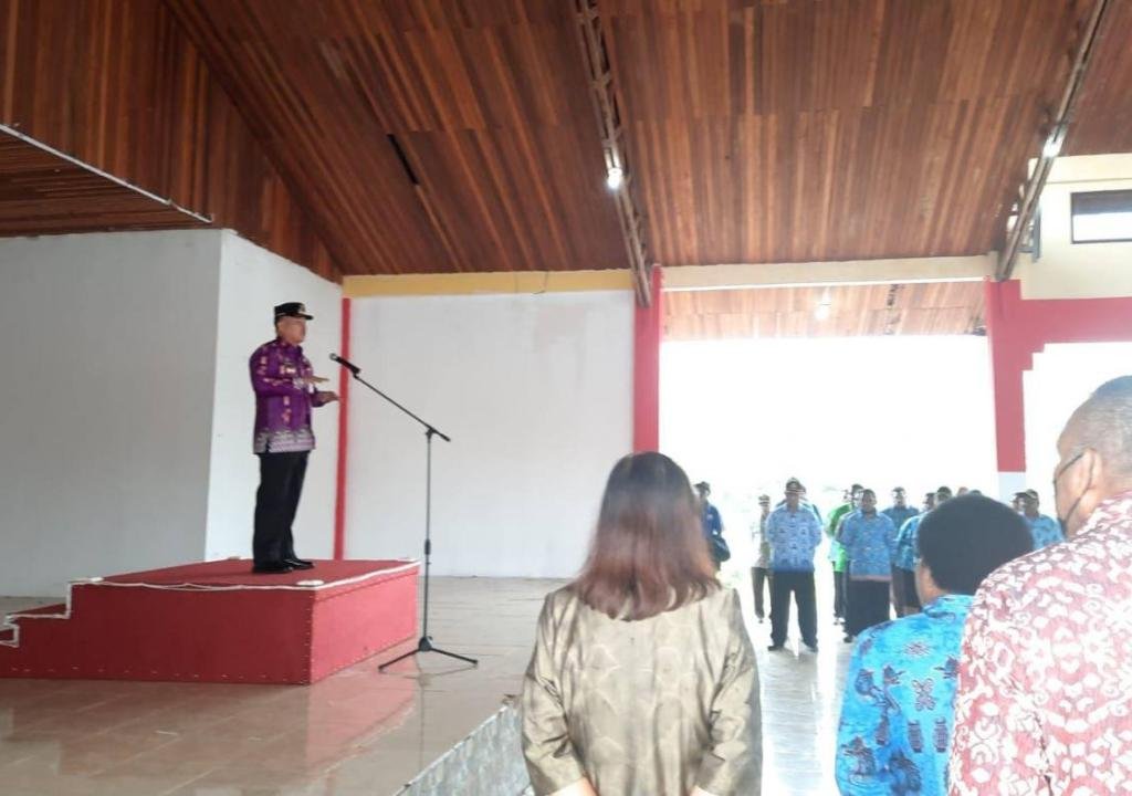 Pj Bupati Maybrat Bernhard Rondonuwu Memimpin Apel Perdana Bersama ASN
