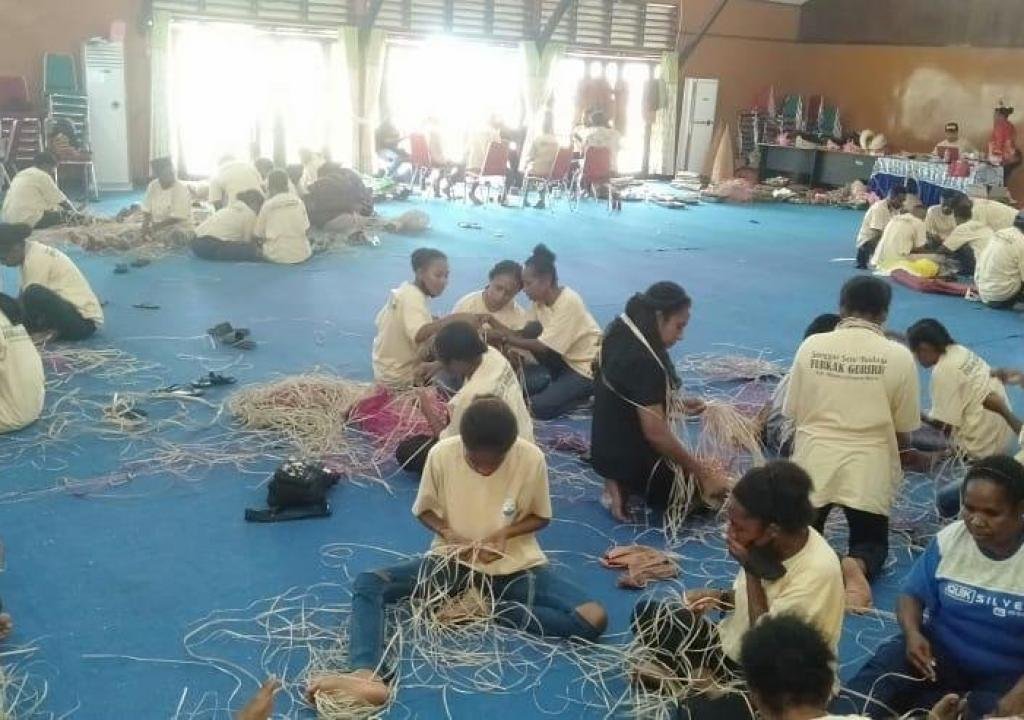 Kepala Dinas Pariwisata Dan Kebudayaan Kabupaten Maybrat, Yohanes Sentuf Membuka Pelatihan Seni Anyaman