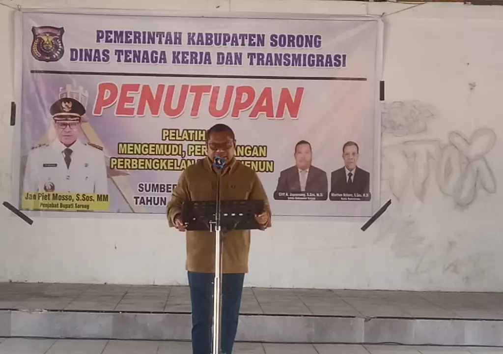 Tutup Pelatihan di Dinas Tenaga Kerja dan Transmigrasi, Penjabat Bupati Sorong Minta Lulusan Pelatihan Praktikkan Keahlian yang Telah Diterima