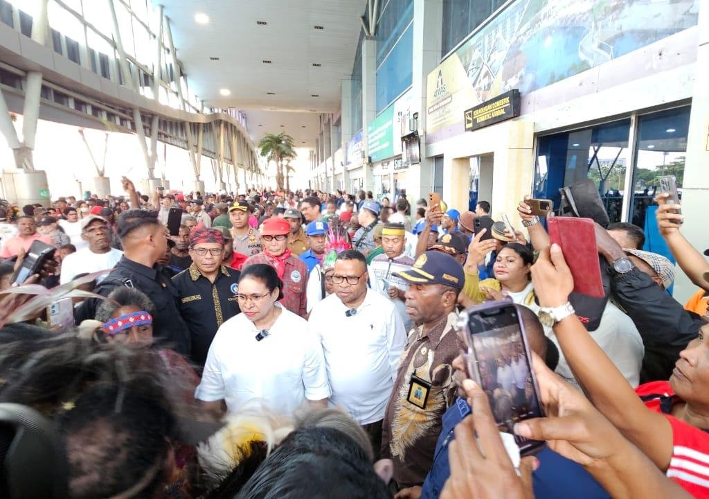 Ribuan Warga Sambut Petronela Krenak di Sorong, Bukti Dukungan untuk Pemimpin Baru