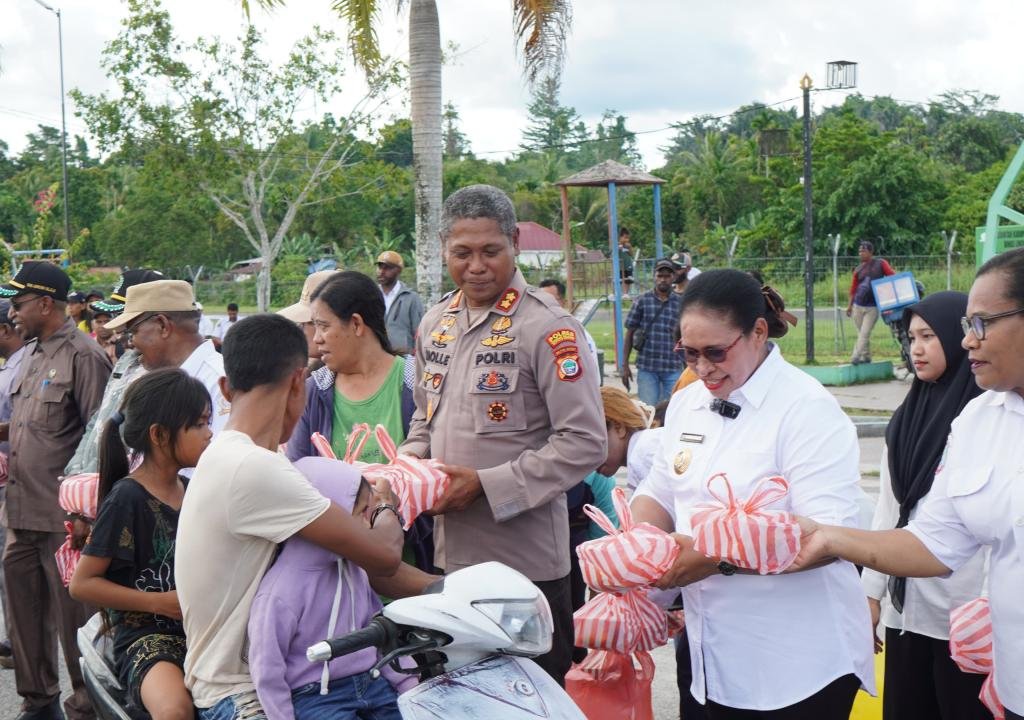 Berbagi Berkah Ramadhan, Kapolres dan Forkopimda Sorong Selatan Bagikan Ribuan Takjil