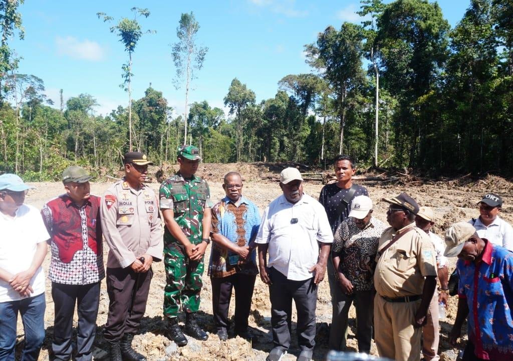 Gubernur Papua Barat Daya Tinjau Lokasi Pembangunan Batalyon TP 807 di Sorong Selatan: “TNI dan Rakyat Harus Bertani Bersama”