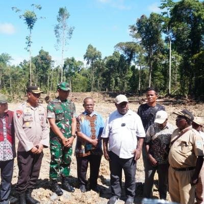 Gubernur Papua Barat Daya Tinjau Lokasi Pembangunan Batalyon TP 807 di Sorong Selatan: “TNI dan Rakyat Harus Bertani Bersama”