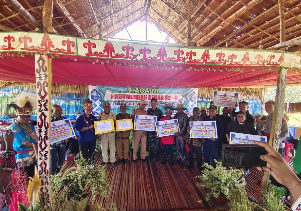 Bupati Sorsel Serahkan Bantuan Miliaran Rupiah untuk Rumah Ibadah di Wilayah Imekko