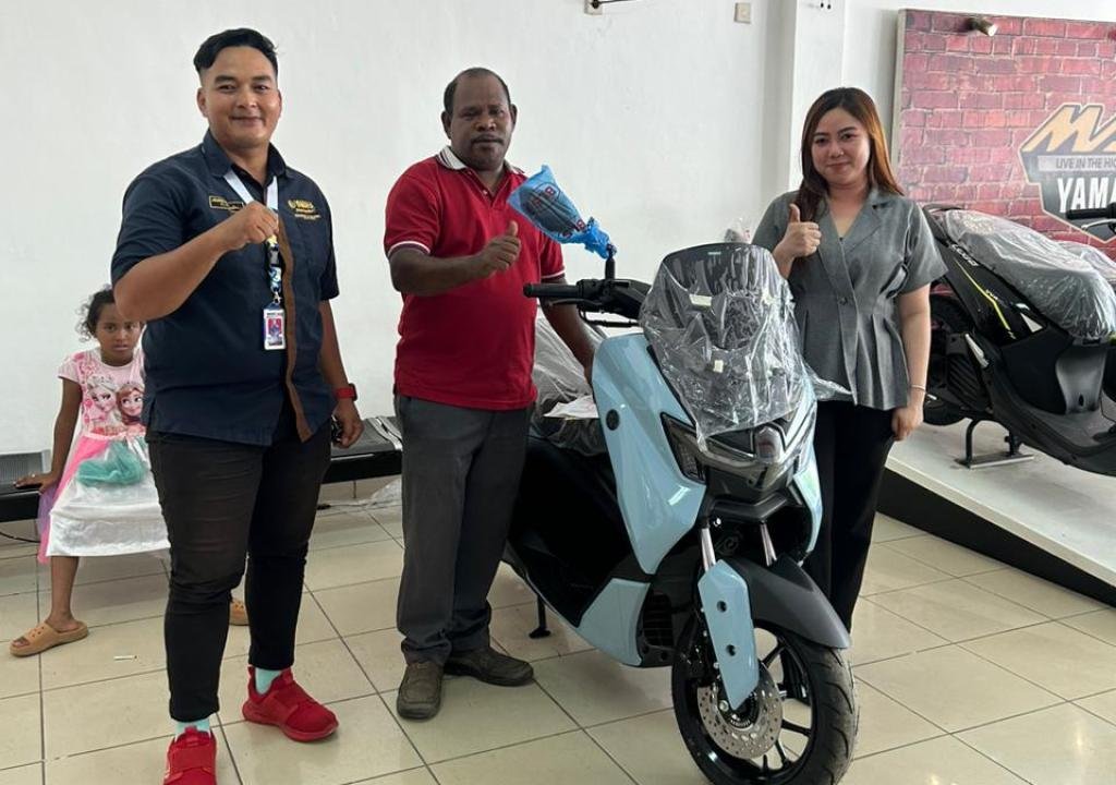 Wakil Ketua LMA Kota Sorong Terima Bantuan 1 Unit Motor dari Presiden