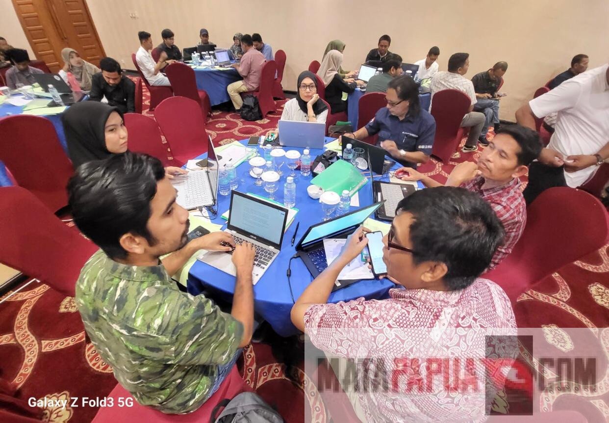 Peserta UKW PWI Aceh Angkatan XVII sedang mengerjakan soal yang diberikan penguji pada hari pertama UKW di Hotel Hermes Palace Banda Aceh, Kamis, 28 Desember 2023. (Foto Abdul Hadi/PWI Aceh)