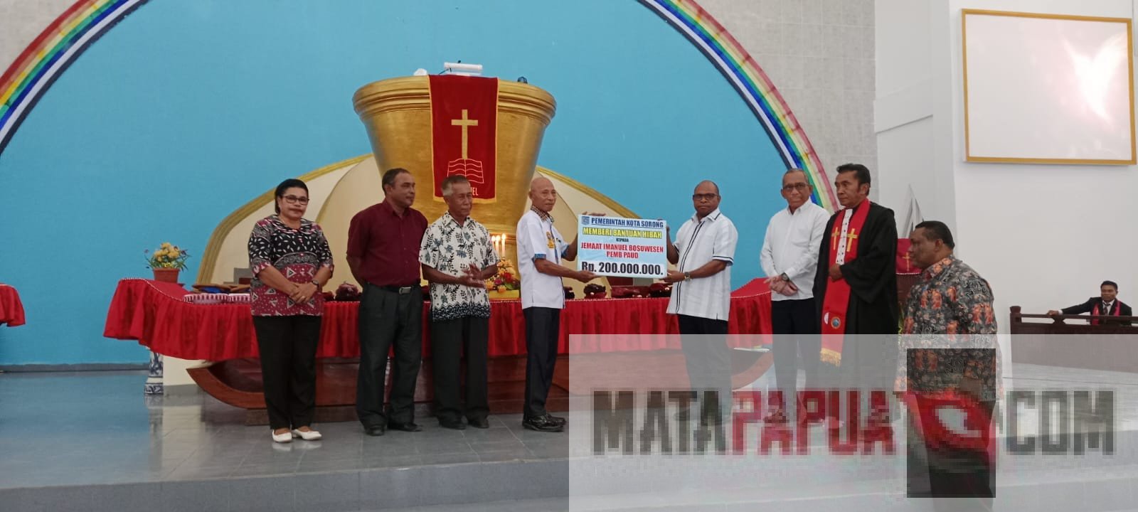 Pj. Walikota Sorong didampingi Ketua TP-PKK Kota Sorong dan Pimpinan OPD saat berikan bantuan dana hibah di Gereja Immanuel Boswesen