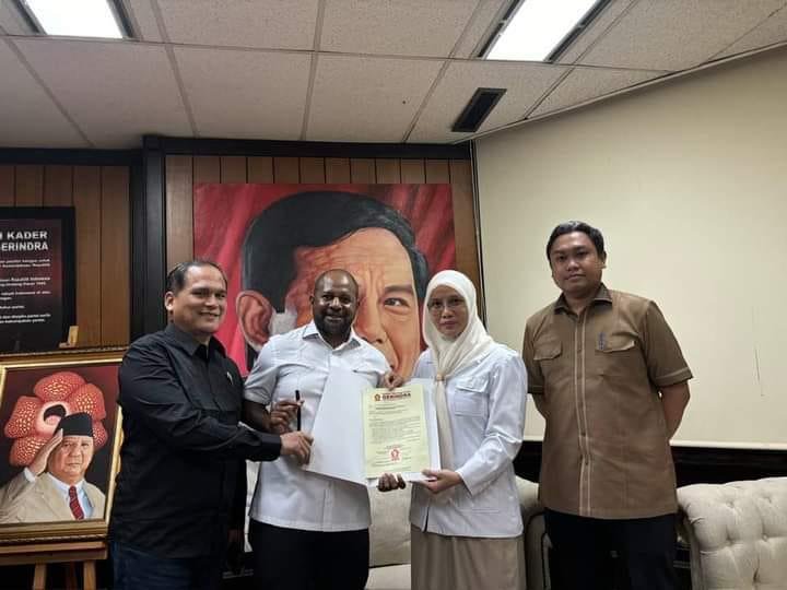 Gusti Sagrim Dapat Rekomendasi Gerindra dan PKB. MataPapua,Jakarta - Auguste CR Sagrim, Anggota DPR Provinsi Papua Barat Daya terpilih periode 2024-2029, akhirnya ikut meramaikan bursa pencalonan Wali Kota Sorong di Pilkada serentak tahun ini. Sebelumnya santer di masyarakat Kota Sorong hanya 3 paslon yang akan bertanding dalam kontestasi Pilkada 27 Novenber mendatang, namun munculnya Gusti Sagrim mendapat rekomendasi dari Partai Gerindra dan PKB, mementahkan asumsi tersebut. Bukan itu saja, disetiap kegiatan Gusti Sagrim, terlihat Syaiful Maliki Arief turut hadir mendampingi Gusti Sagrim. Gusti Sagrim Dapat Rekomendasi Gerindra dan PKB. MataPapua,Jakarta - Auguste CR Sagrim, Anggota DPR Provinsi Papua Barat Daya terpilih periode 2024-2029, akhirnya ikut meramaikan bursa pencalonan Wali Kota Sorong di Pilkada serentak tahun ini. Sebelumnya santer di masyarakat Kota Sorong hanya 3 paslon yang akan bertanding dalam kontestasi Pilkada 27 Novenber mendatang, namun munculnya Gusti Sagrim mendapat rekomendasi dari Partai Gerindra dan PKB, mementahkan asumsi tersebut. Bukan itu saja, disetiap kegiatan Gusti Sagrim, terlihat Syaiful Maliki Arief turut hadir mendampingi Gusti Sagrim. Gusti Sagrim bersama Syaiful Maliki Arief terima rekomendasi Gerindra.