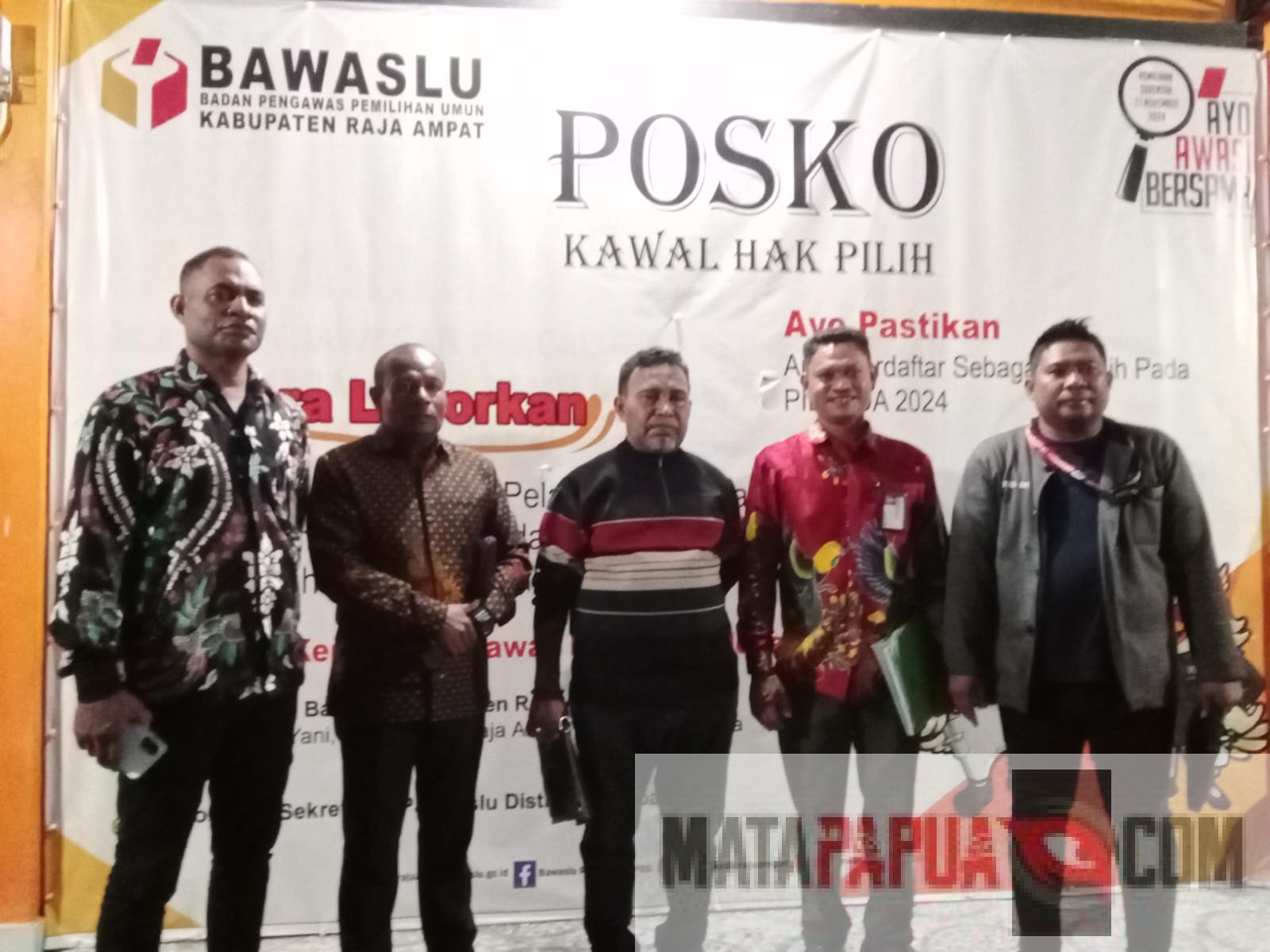 Tim kuasa hukum bersama Paslon Bupati dan Wakil Bupati Raja Ampat Jalur Perseorangan.(Foto/Ist.Matapapaua)