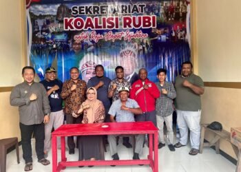 Kandidat Calon Bupati dan Wakil Bupati Raja Ampat Ria dan Benoni, Bersama Pimpinan Partai Koalisi Pemenang Pasangan (RUBI) (foto/ist.MataPapua)