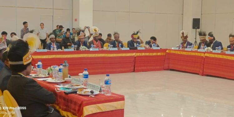 Rapat Pleno Luar Biasa MRPBD di Hotel Panorama bahas Bakal Calon Gubernur dan Wakil Gubernur yang memenuhi syarat Orang Asli Papua.