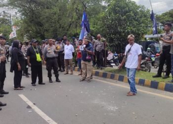 Aksi demo DAS Maya di depan Kantor DPD Demokrat Km 8.