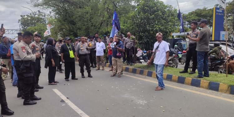 Aksi demo DAS Maya di depan Kantor DPD Demokrat Km 8.