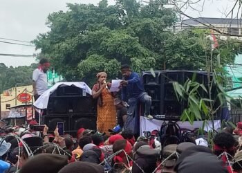 Perwakilan Perempuan Papua Raja Ampat Ludya Mentasan bacakan aspirasi