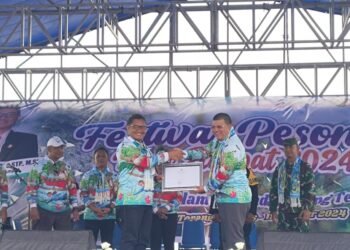 Pjs Bupati Raja Ampat Anhar Akib Kadar,S,STP,M,Si dan Kemenparekraf Restog Krisna Kusuma,SH,M,Si.Ak Pasca Pembukaan Festival Pesona Raja Ampat 2024.(Foto/drk.MataPapua)