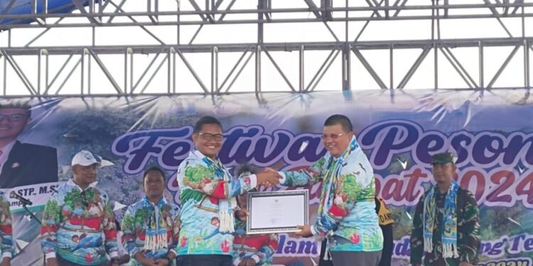 Pjs Bupati Raja Ampat Anhar Akib Kadar,S,STP,M,Si dan Kemenparekraf Restog Krisna Kusuma,SH,M,Si.Ak Pasca Pembukaan Festival Pesona Raja Ampat 2024.(Foto/drk.MataPapua)