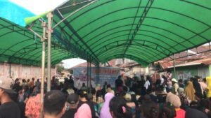 Ratusan warga Pasar Bersama, berdialog menyampaikan unek-unek mereka