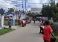 Warga Pelabuhan Rakyat bersih lingkungan sepanjang jalan masuk pelabuhan